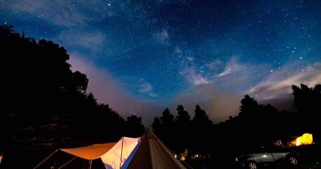 キャンプで天体観測で星空を眺める