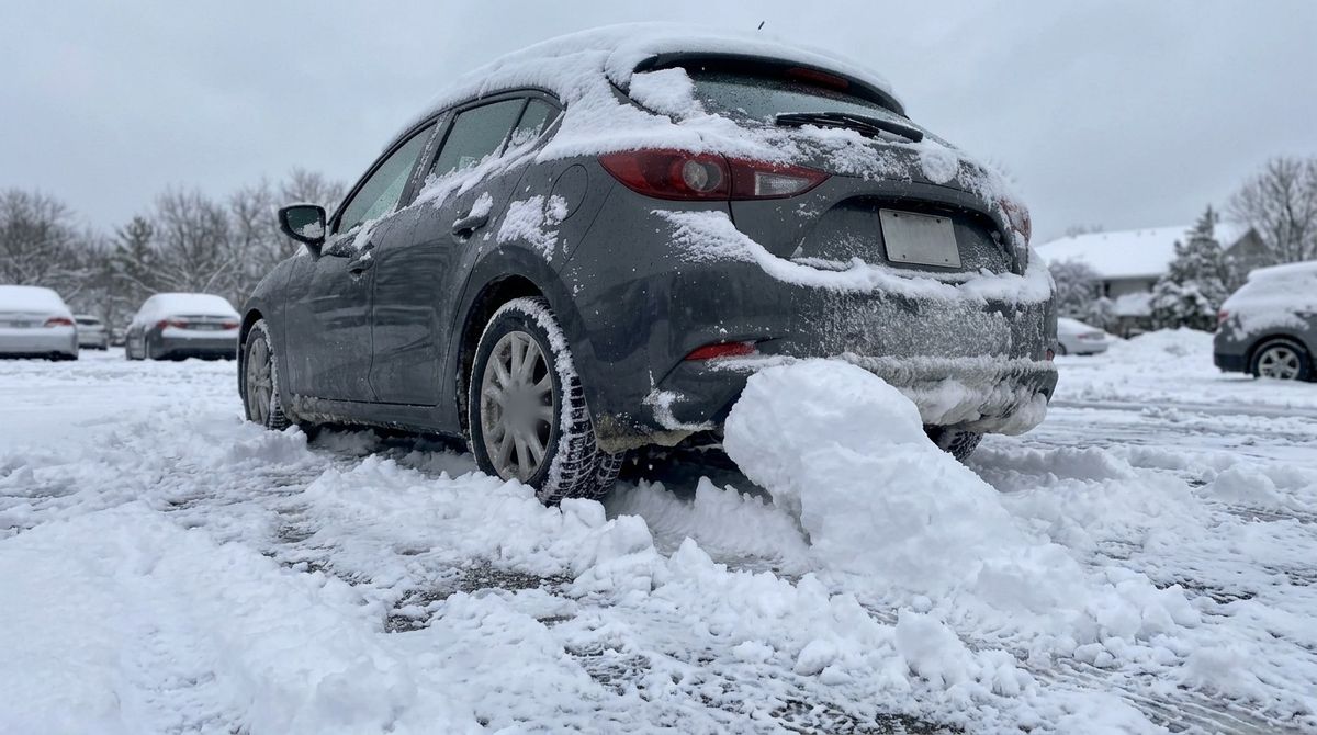 雪が積もり、後ろのマフラーの出口が雪で埋まった車